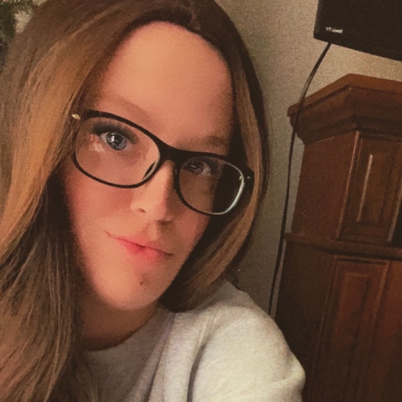 Meet your Posher, Amber 💗 - Picture 3 of 8